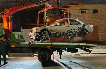 В Твери остановили "Мерседес" с 17-летним водителем В Твери остановили "Мерседес" с 17-летним водителем