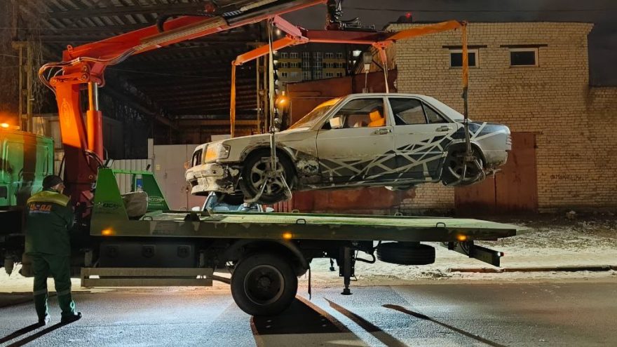 В Твери остановили "Мерседес" с 17-летним водителем