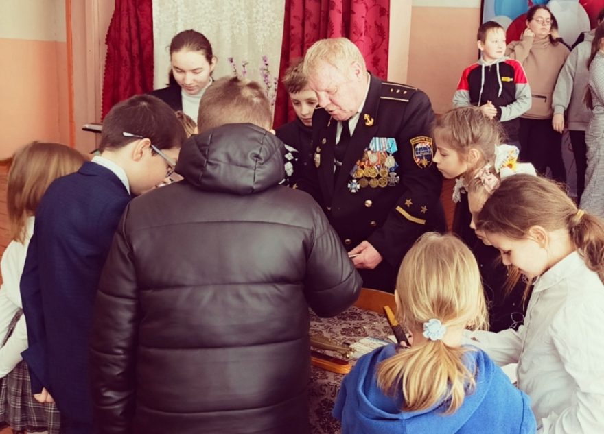 В Андреапольском округе школьники встретились с моряком-подводником