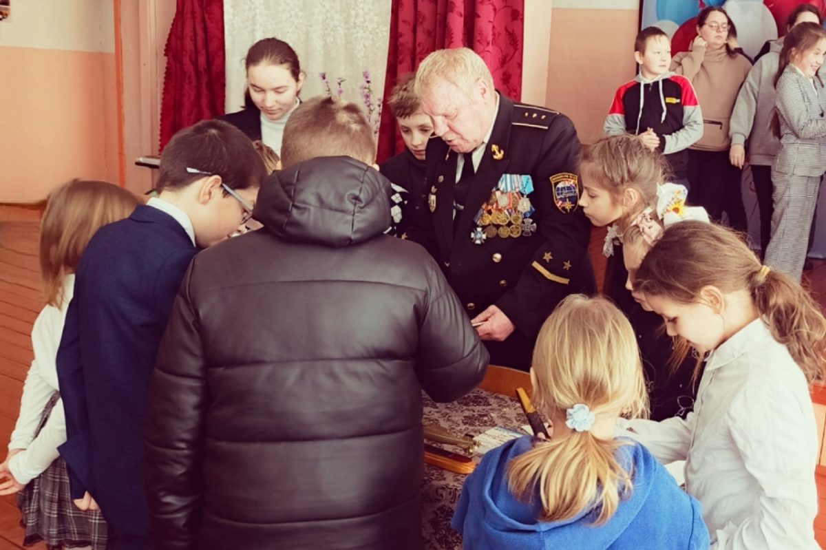 В Андреапольском округе школьники встретились с моряком-подводником