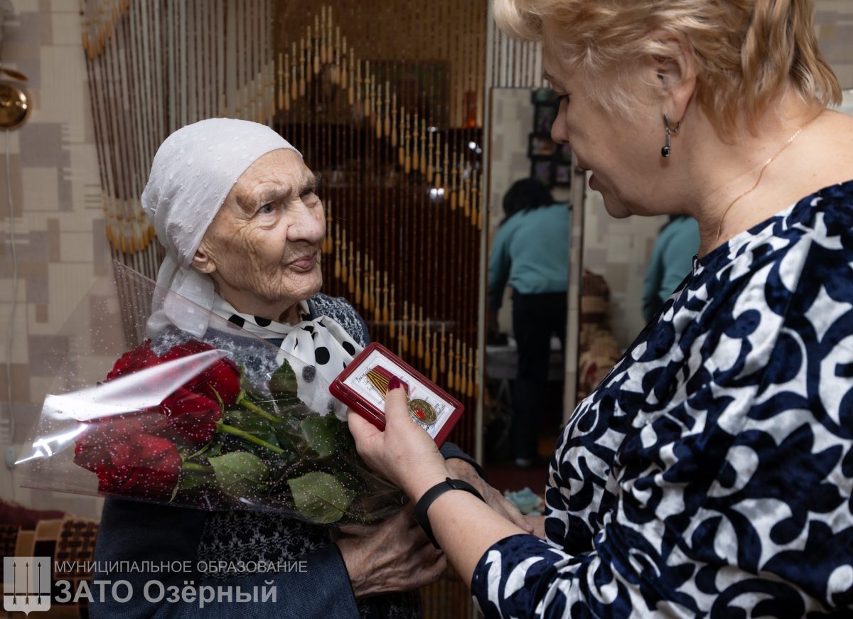 В Тверской области ветераны получили юбилейные медали "80 лет Победы"
