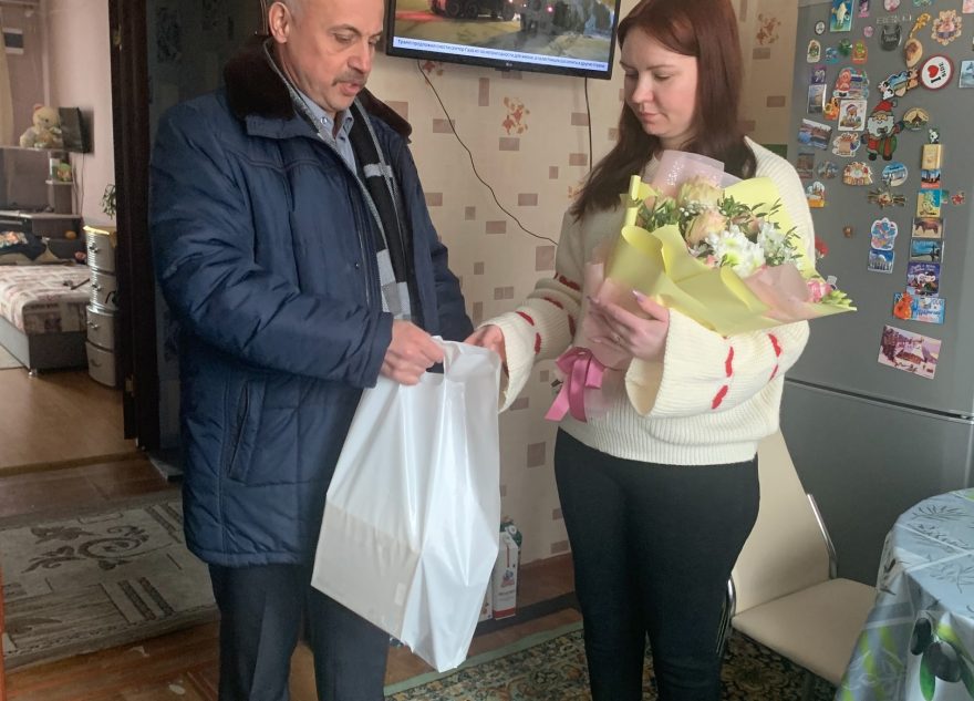 Командир отметил образцовую службу бойца СВО из Тверской области Командир отметил образцовую службу бойца СВО из Тверской области