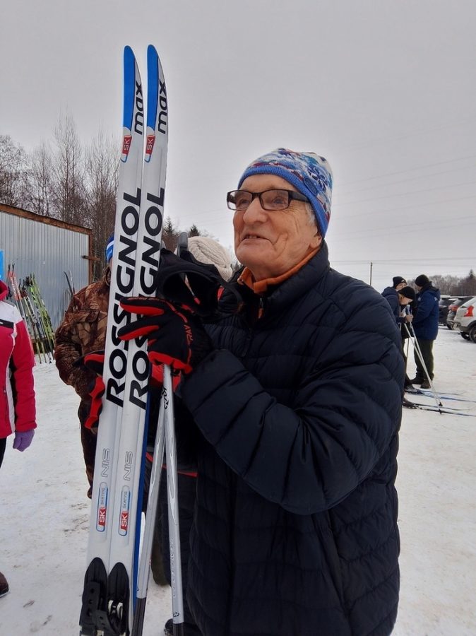 88-летний дедушка стал самым почетным участником лыжных соревнований в Андреаполе