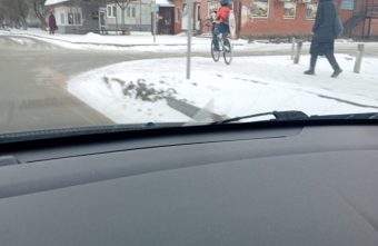 В Тверской области лихач на велосипеде украл дорожный знак В Тверской области лихач на велосипеде украл дорожный знак