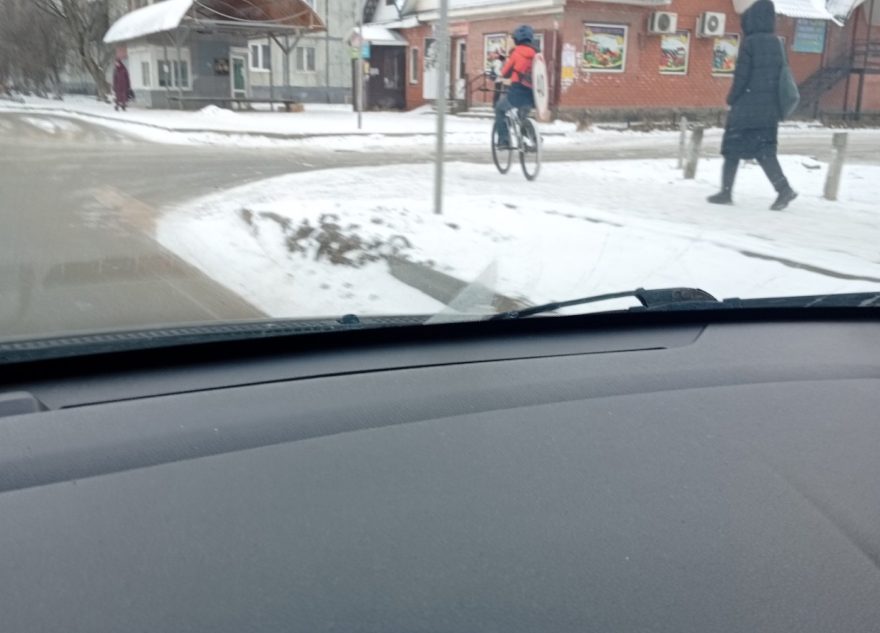В Тверской области лихач на велосипеде украл дорожный знак