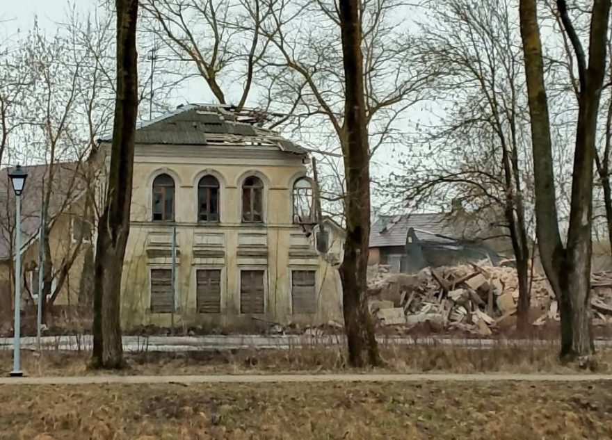 Жители Тверской области спорят, сносить старые дома или нет