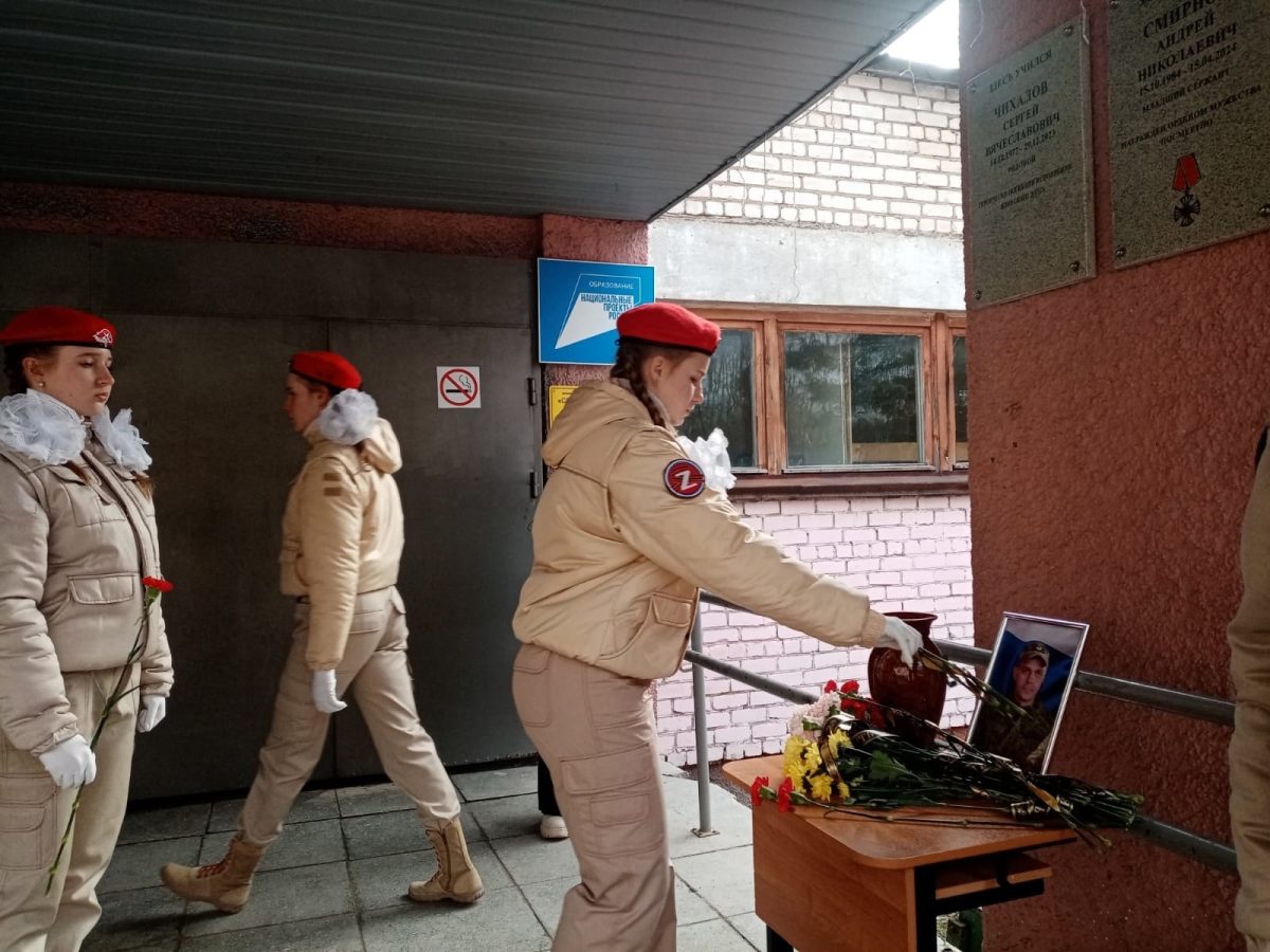 В Тверской области установили мемориальную доску в память об участнике СВО Артеме Рыбакове