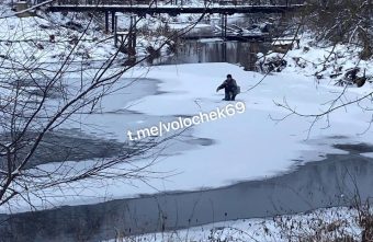 В Тверской области любитель рыбалки сидит на льдине, окруженной водой В Тверской области любитель рыбалки сидит на льдине, окруженной водой