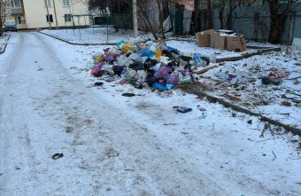 В Тверской области жители устроили свалку посреди улицы В Тверской области жители устроили свалку посреди улицы