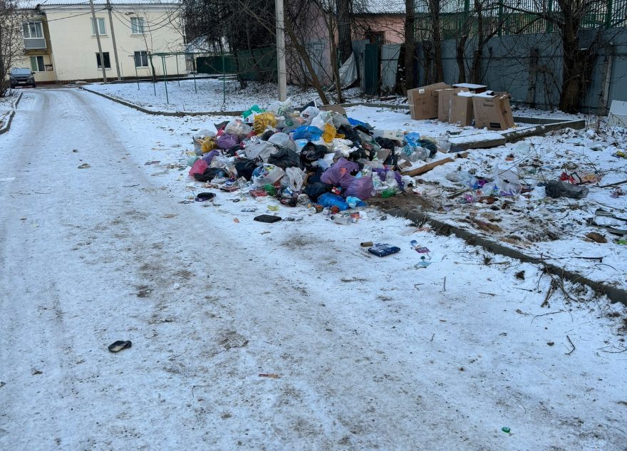 В Тверской области жители устроили свалку посреди улицы