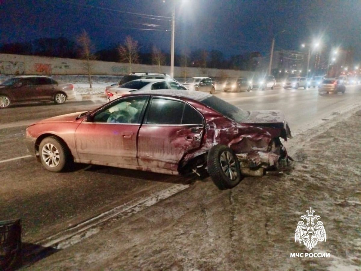 В Твери ликвидировать аварию из четырех машин помогали спасатели В Твери ликвидировать аварию из четырех машин помогали спасатели
