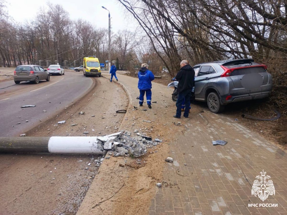 В Твери сотрудники МЧС ликвидируют последствия страшной аварии В Твери сотрудники МЧС ликвидируют последствия страшной аварии