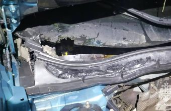 В Тверской области водитель тушил свою горящую машину В Тверской области водитель тушил свою горящую машину