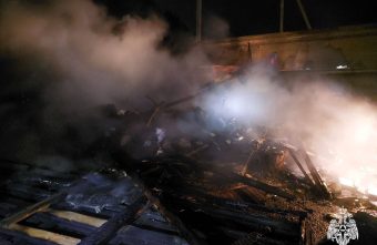 В Тверской области поздно вечером полностью сгорела бытовка В Тверской области поздно вечером полностью сгорела бытовка