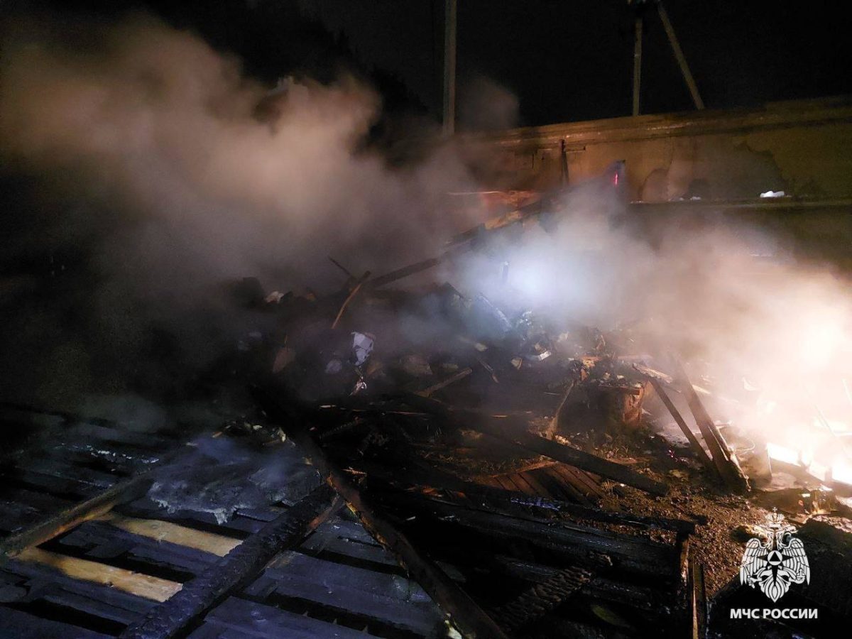 В Тверской области поздно вечером полностью сгорела бытовка