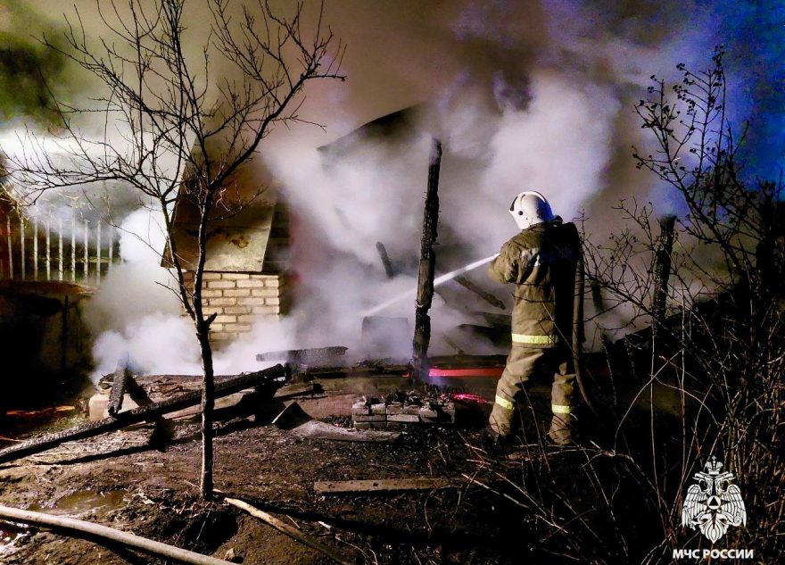 В Тверской области поздно ночью тушили баню