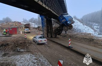 На трассе в Тверской области под путепроводом взлетел грузовик, на месте работают МЧС На трассе в Тверской области под путепроводом взлетел грузовик, на месте работают МЧС