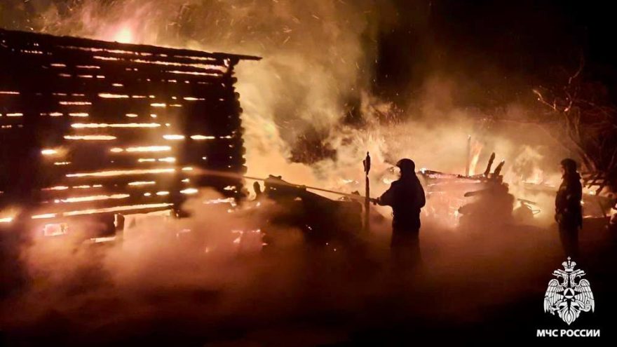 В Тверской области всю ночь горел жилой дом