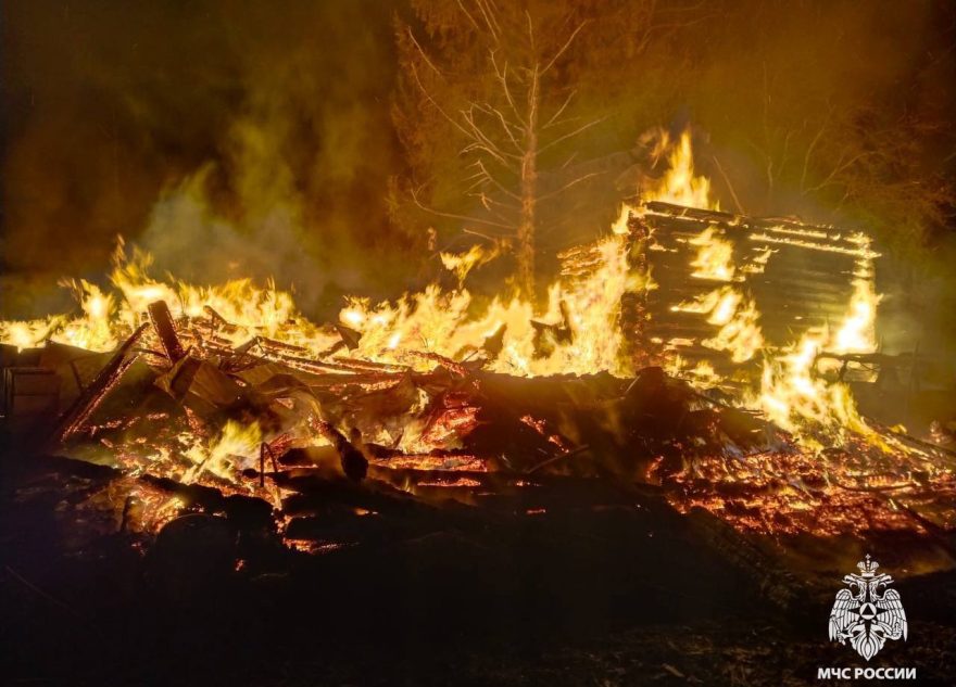 В ночном пожаре в Тверской области погиб человек