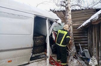 В Тверской области пожарные ликвидировали последствия аварии с микроавтобусом В Тверской области пожарные ликвидировали последствия аварии с микроавтобусом