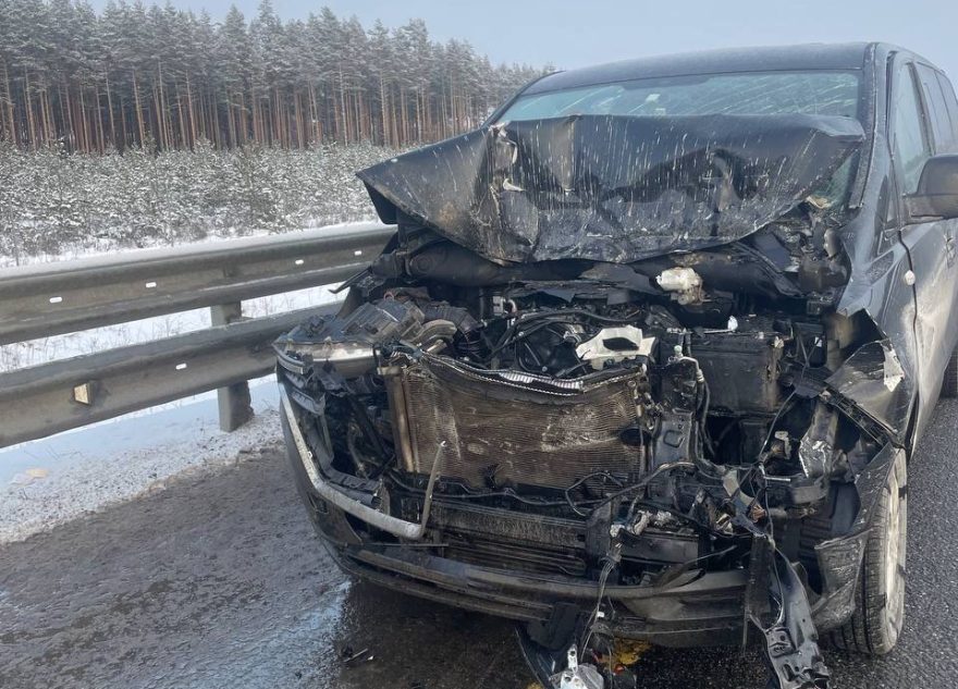 В Тверской области легковушка врезалась в Камаз