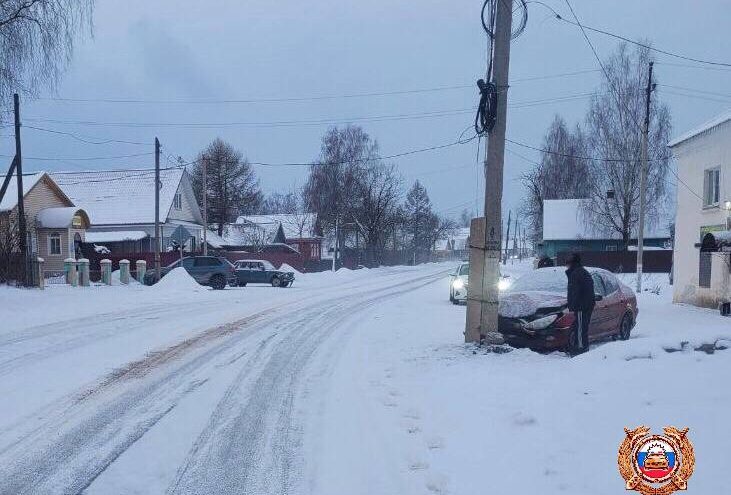 В  Тверской области Пежо влетел в опору ЛЭП после аварии