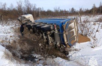 В Тверской области грузовик вылетел с дороги В Тверской области грузовик вылетел с дороги