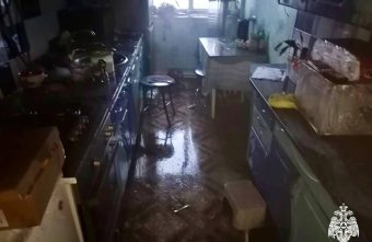 В Тверской области спасатели МЧС эвакуировали 17 человек во время тушения пожара В Тверской области спасатели МЧС эвакуировали 17 человек во время тушения пожара