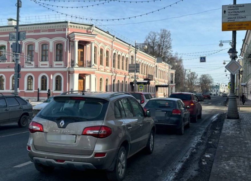 В Твери в аварии с тремя машинами пострадала женщина