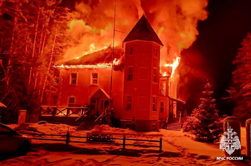 В Тверской области сгорела крыша гостиничного комплекса