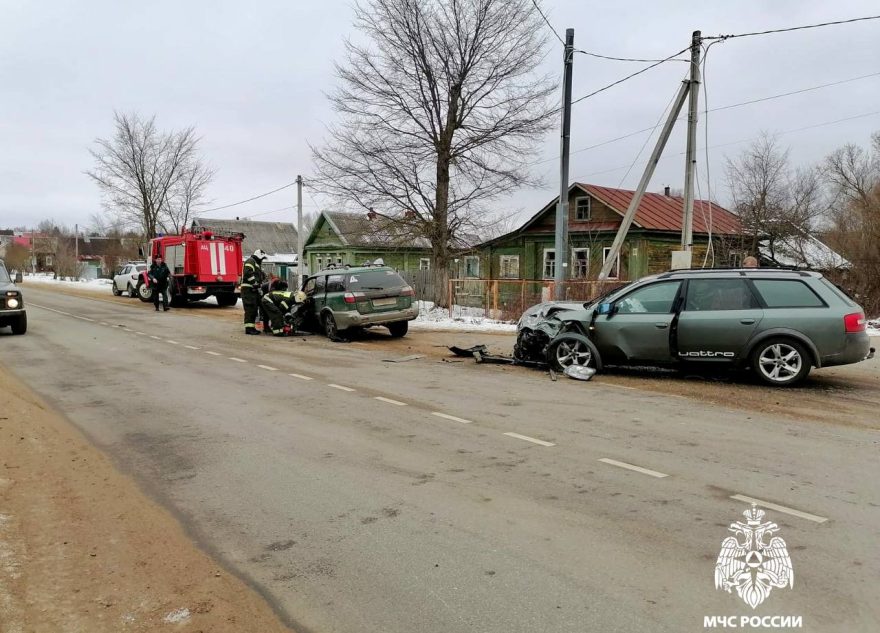 Две иномарки столкнулись под Тверью, есть пострадавший