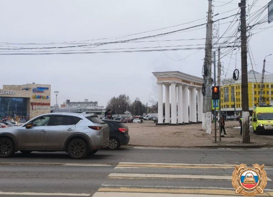 Водитель "Мазды" сбил 17-летнего парня на зебре в Твери