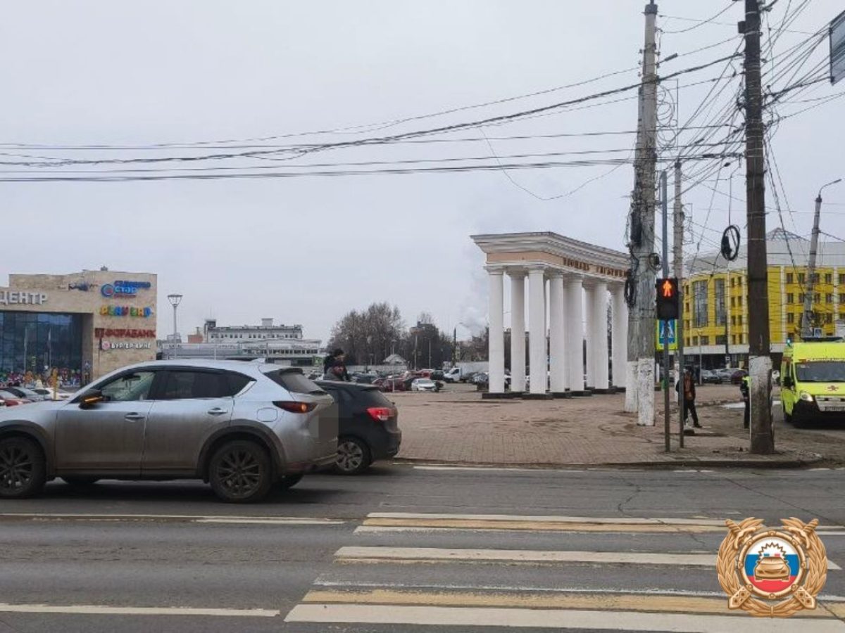 Водитель "Мазды" сбил 17-летнего парня на зебре в Твери Водитель "Мазды" сбил 17-летнего парня на зебре в Твери