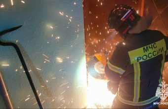 В Тверской области пожарные помогли медикам попасть к пациенту и перенести его В Тверской области пожарные помогли медикам попасть к пациенту и перенести его