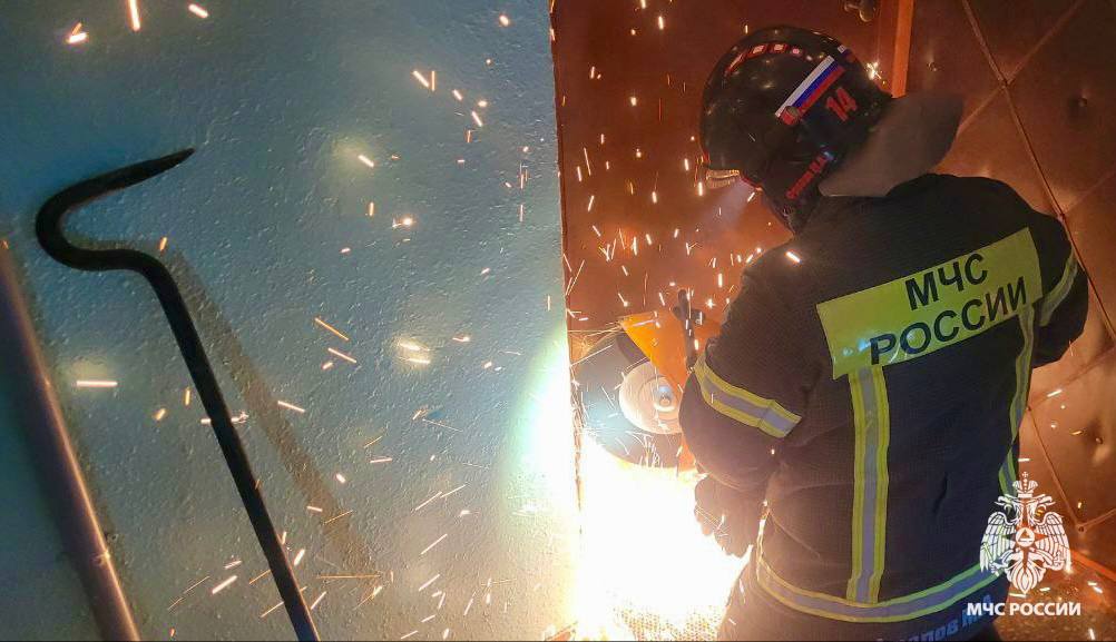 В Тверской области пожарные помогли медикам попасть к пациенту и перенести его