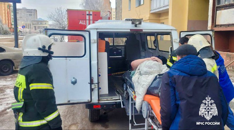 В Тверской области пожарные помогли медикам попасть к пациенту и перенести его