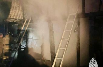 Огонь охватил баню в Тверской области