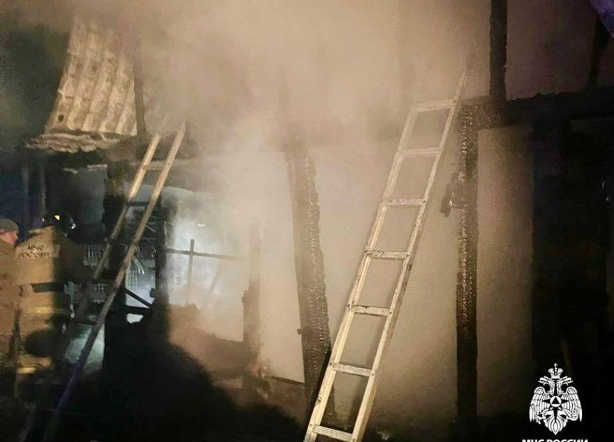 Огонь охватил баню в Тверской области