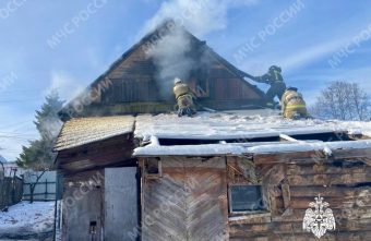 В Тверской области пожарным удалось спасти жилой дом от огня В Тверской области пожарным удалось спасти жилой дом от огня