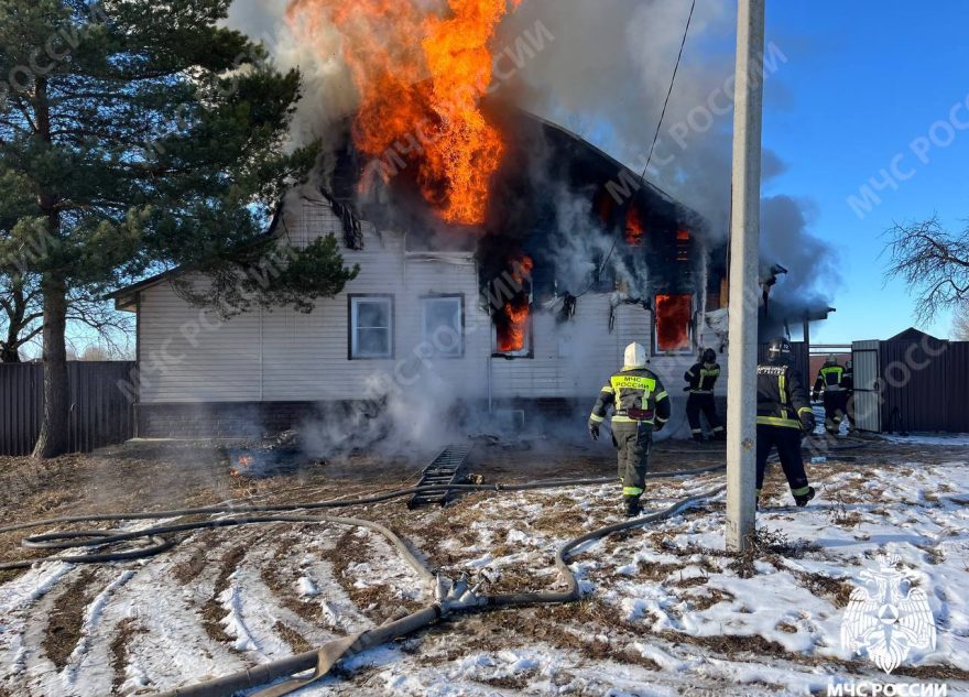 Огонь охватил жилой дом в Тверской области