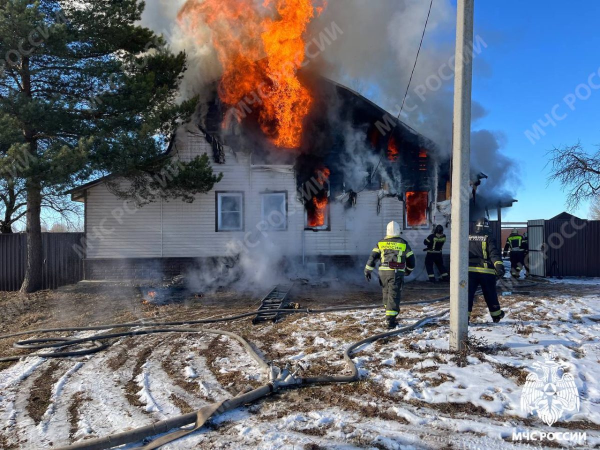 Огонь охватил жилой дом в Тверской области