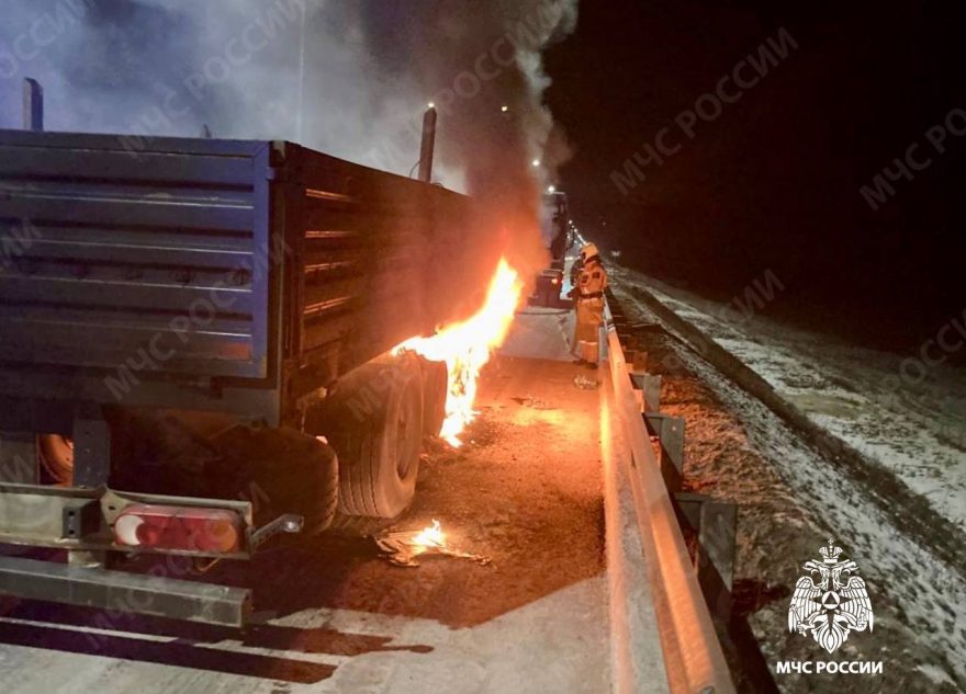В Тверской области на ходу загорелся грузовой автомобиль