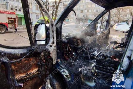 Во дворе жилого дома в Твери загорелась машина Во дворе жилого дома в Твери загорелась машина