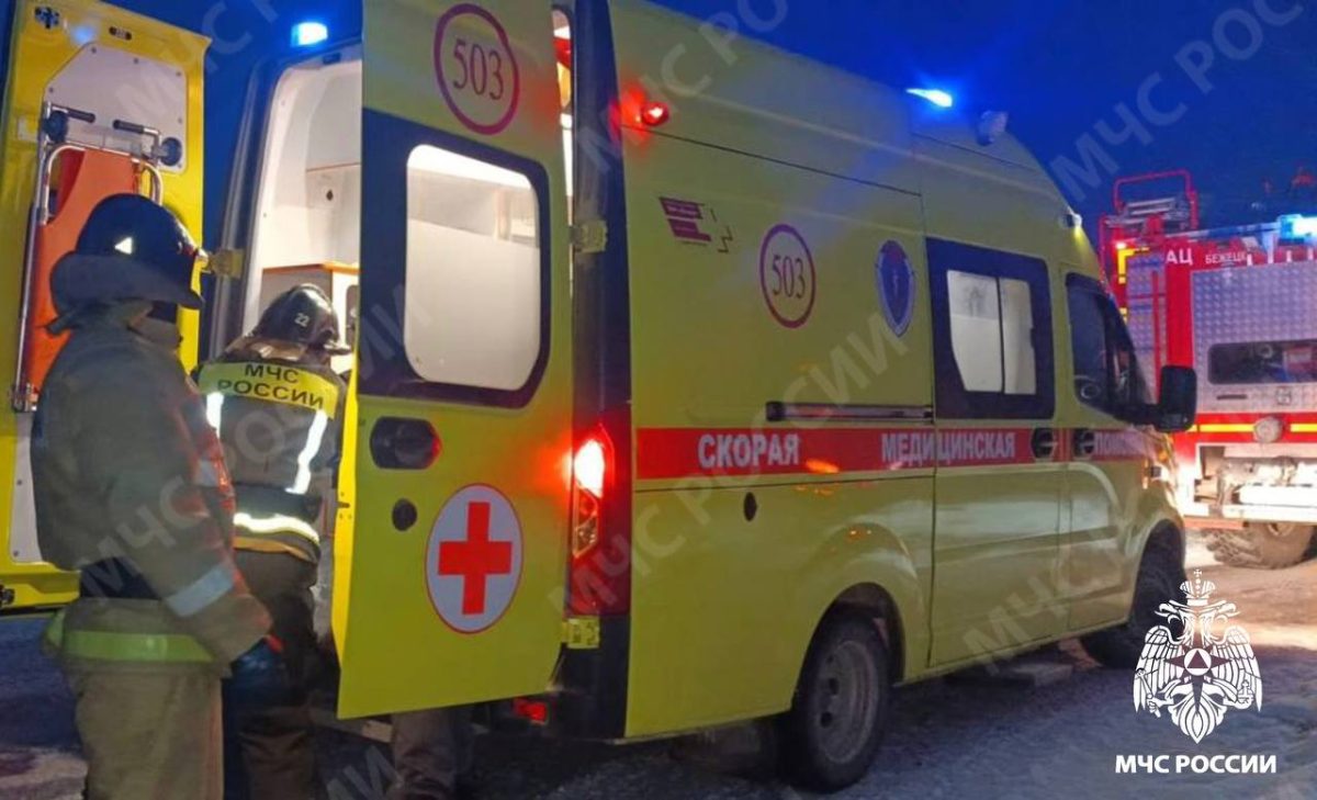 В Тверской области спасатели помогли медикам транспортировать водителя автобуса