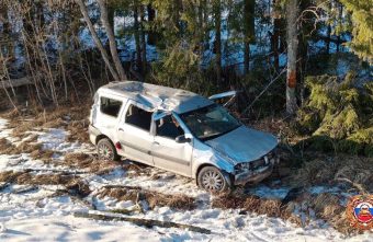 В Тверской области "Логан" улетел в кювет и опрокинулся В Тверской области "Логан" улетел в кювет и опрокинулся