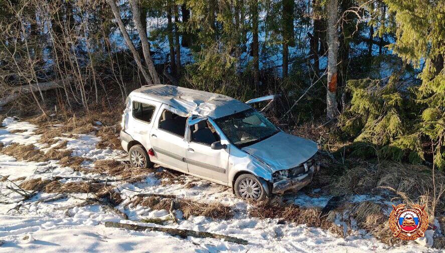 В Тверской области "Логан" улетел в кювет и опрокинулся