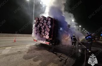 На трассе в Тверской области загорелся лесовоз