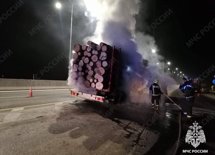 На трассе в Тверской области загорелся лесовоз