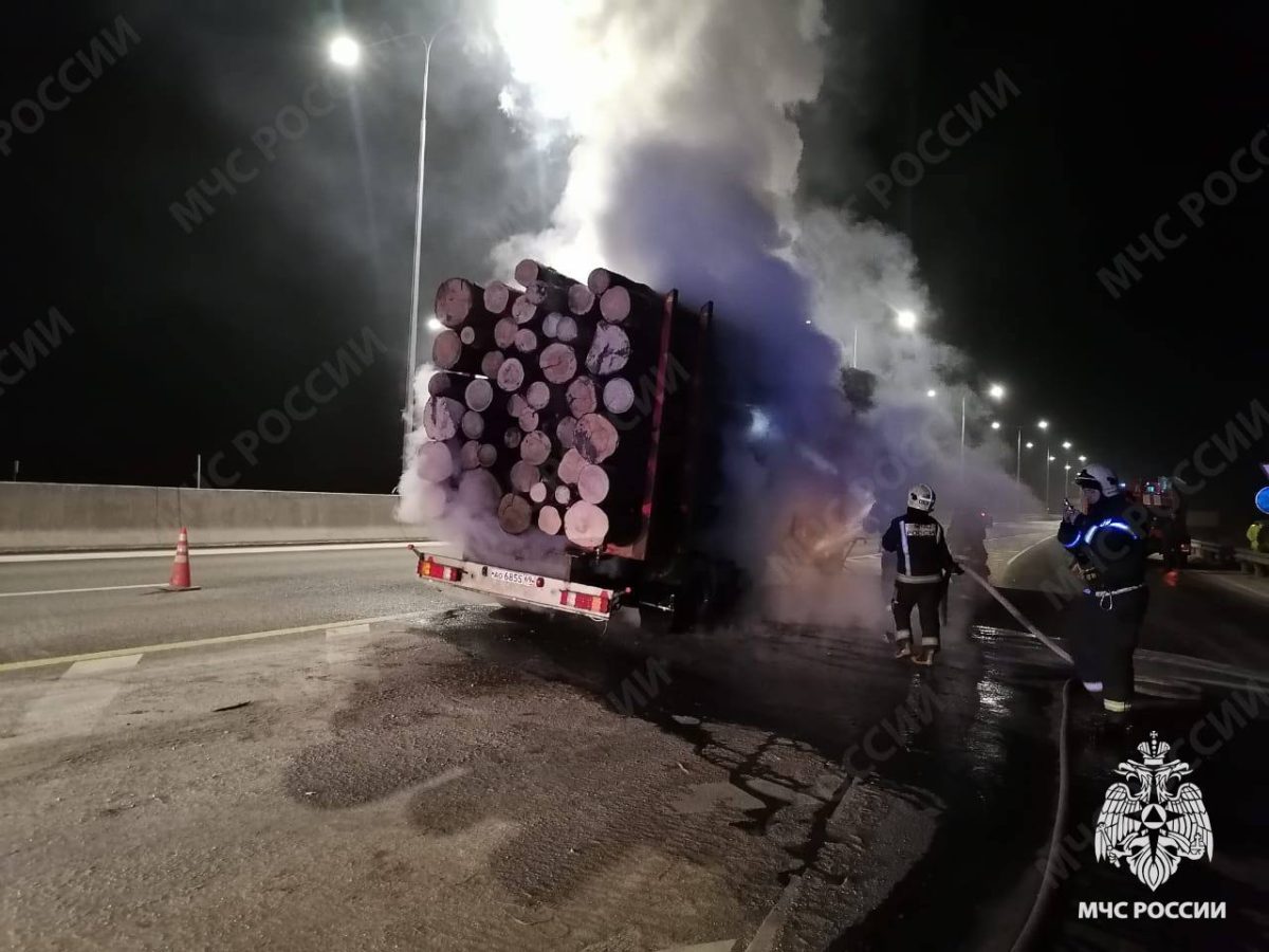 На трассе в Тверской области загорелся лесовоз