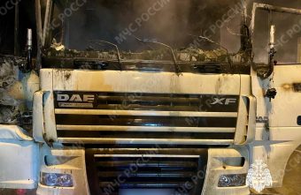 На трассе в Тверской области на ходу загорелся большегруз На трассе в Тверской области на ходу загорелся большегруз